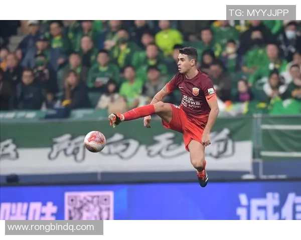 《少年得到了传奇足球球星的技术，踏上了逆袭之路》