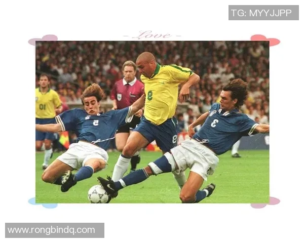 女生视角热议足球球星魅力与球场表现的独特观察 女生视角热议足球球星魅力与球场表现的独特观察