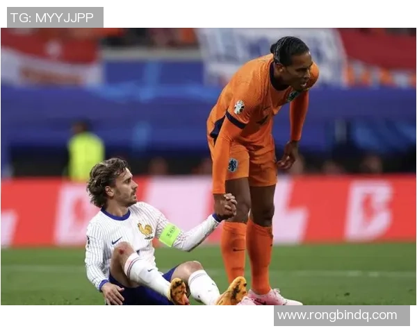 足球球星关键时刻打中横梁全场惊呼错失绝佳进球良机